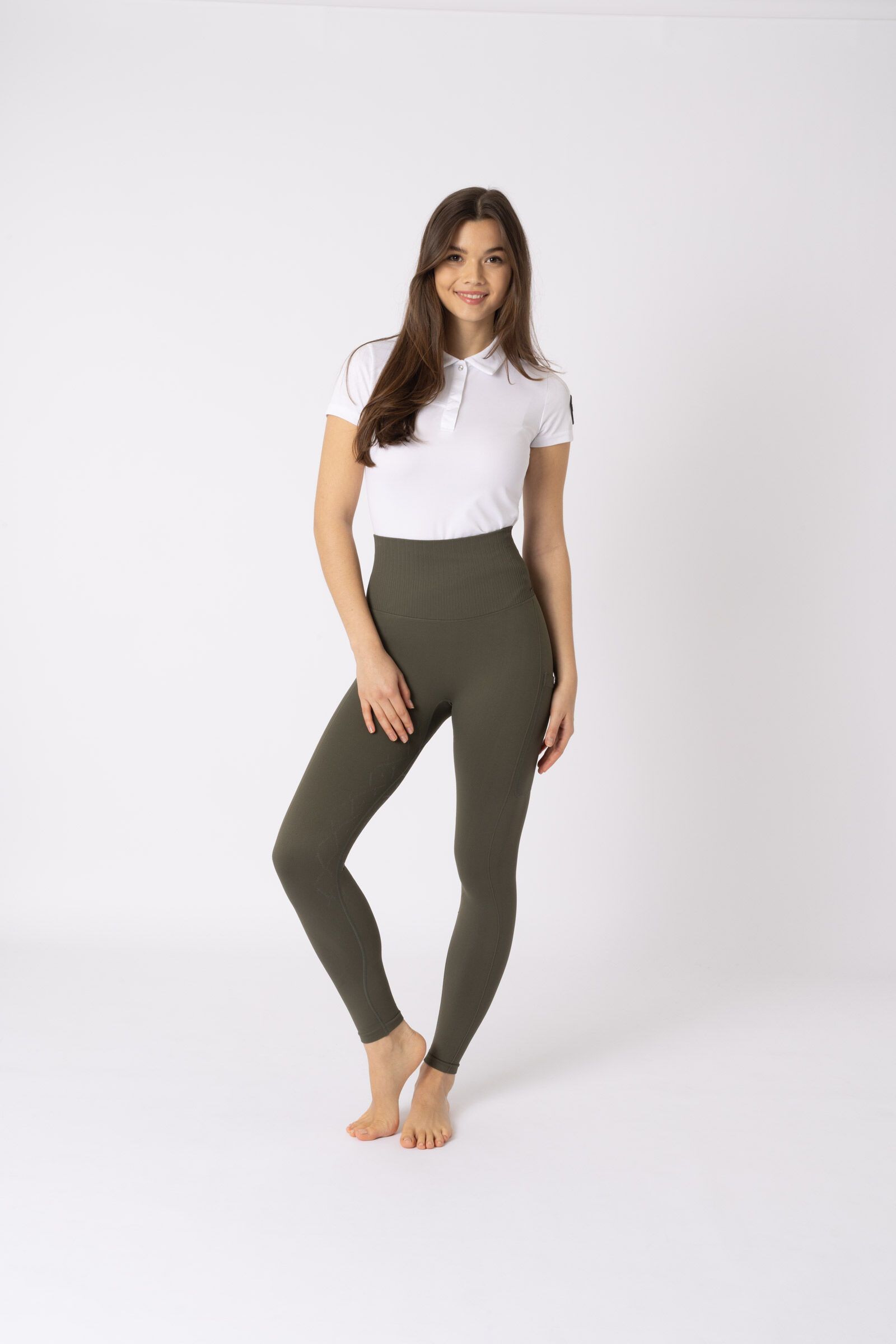 Tights with pocket for phone outlet